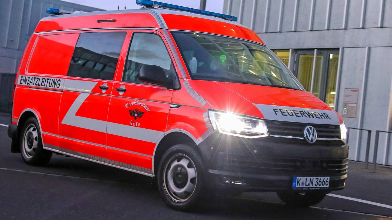 Ein Wagen der Einsatzleitung der Kölner Feuerwehr (Archivbild): Ein Fettbrand führte in Sankt Augustin zu einer Explosion.