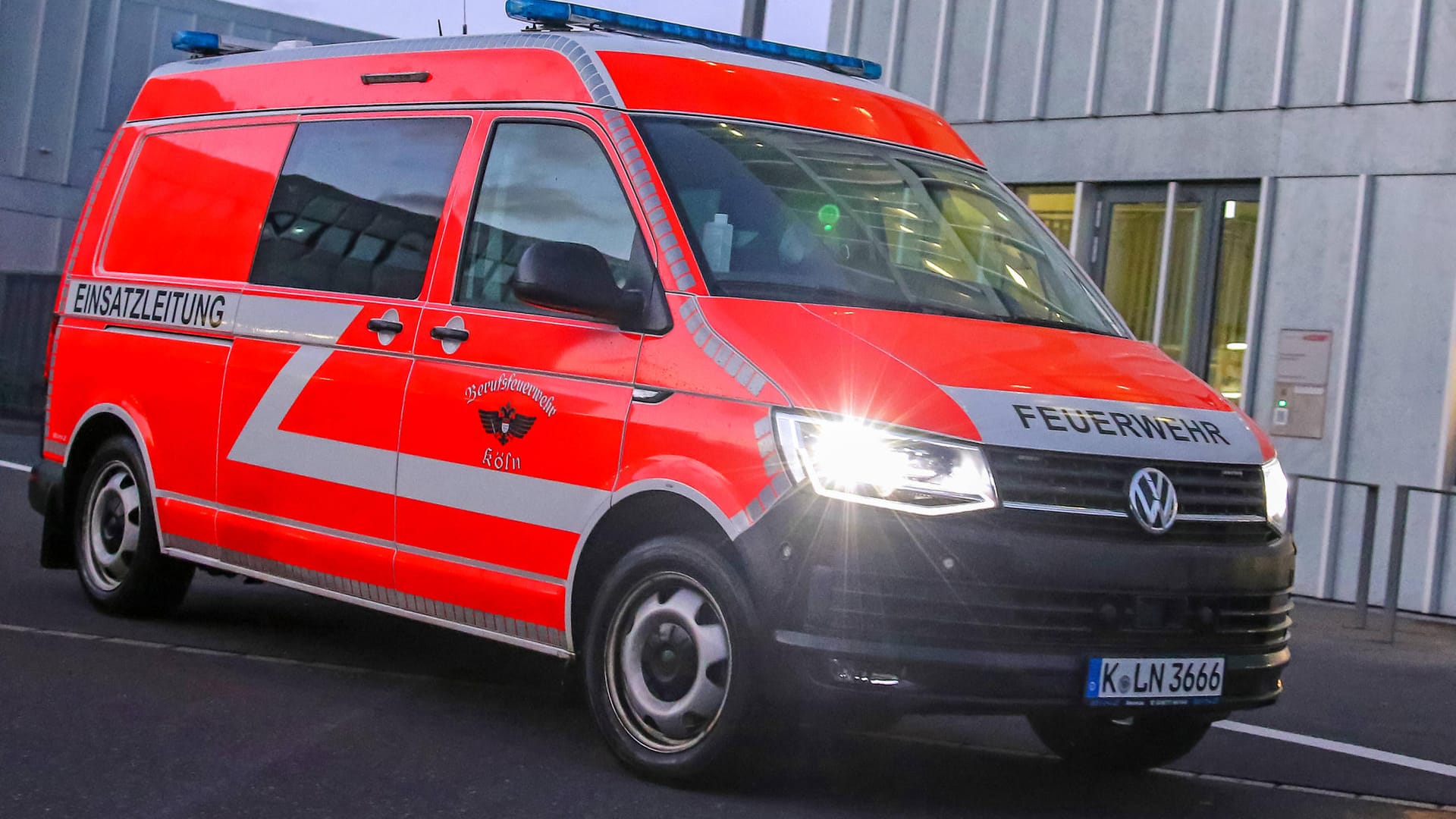Ein Wagen der Einsatzleitung der Kölner Feuerwehr (Archivbild): Ein Fettbrand führte in Sankt Augustin zu einer Explosion. Ein Wagen der Einsatzleitung der Kölner Feuerwehr (Archivbild): Ein Fettbrand führte in Sankt Augustin zu einer Explosion.