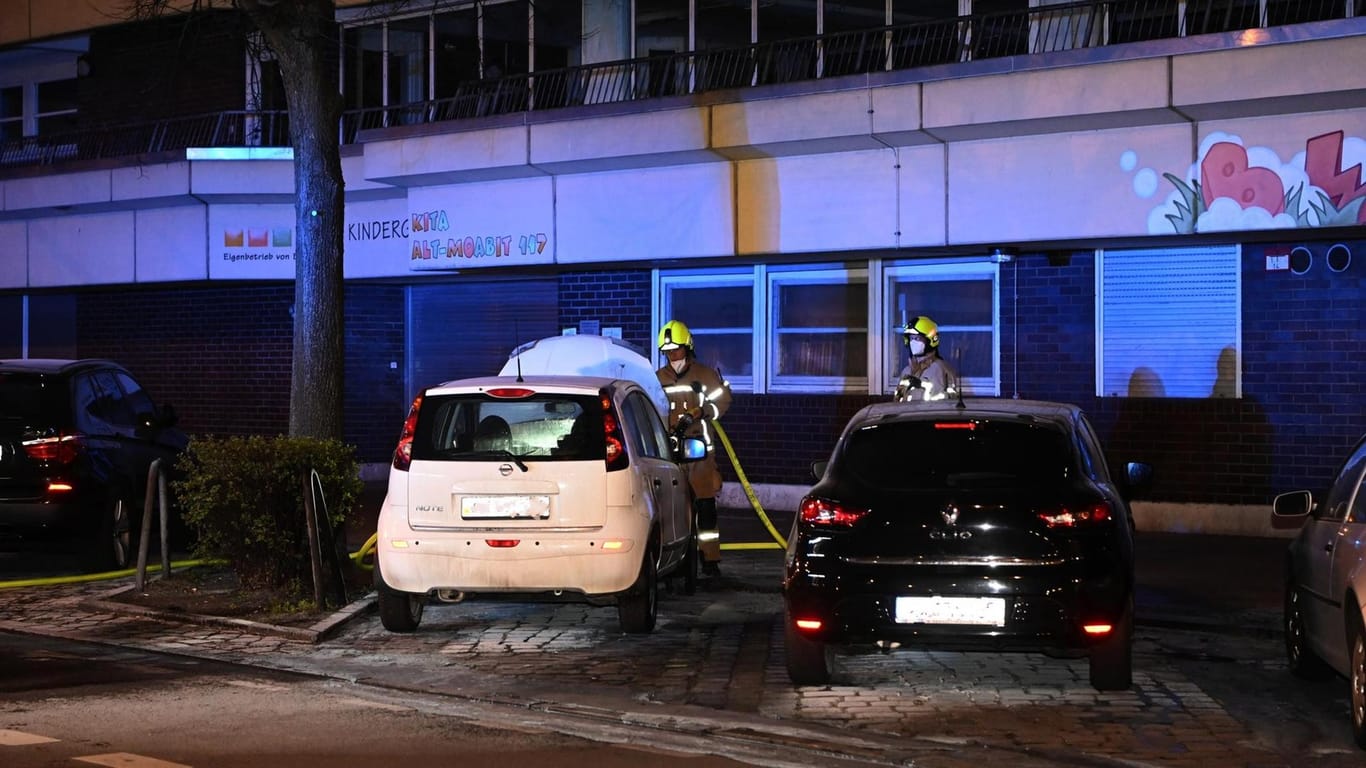 Die Feuerwehr nimmt Nachlöscharbeiten an beschädigten Autos in Berlin vor: Ein BVG-Mitarbeiter hatte die Brände zuvor mit einem Feuerlöscher gelöscht.