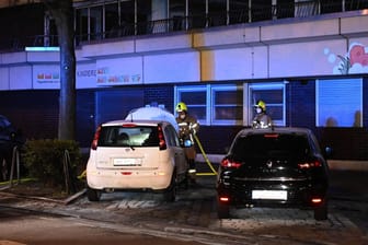 Die Feuerwehr nimmt Nachlöscharbeiten an beschädigten Autos in Berlin vor: Ein BVG-Mitarbeiter hatte die Brände zuvor mit einem Feuerlöscher gelöscht.