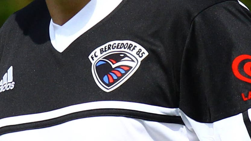 Trikot mit der Aufschrift FC Bergedorf 85 (Archivbild): Bei einem Spiel in der Kreisklasse ist es zu einer Massenschlägerei gekommen. Trikot mit der Aufschrift FC Bergedorf 85 (Archivbild): Bei einem Spiel in der Kreisklasse ist es zu einer Massenschlägerei gekommen.