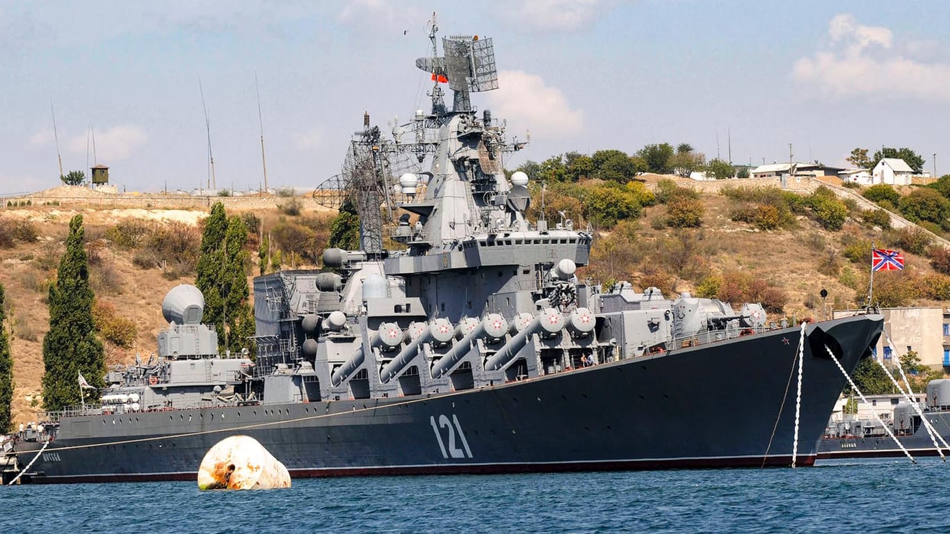 Die "Moskwa" 2008 im Hafen von Sewastopol: Mit dem Kreuzer hat Russland den Luftraum über dem Schwarzen Meer kontrolliert.