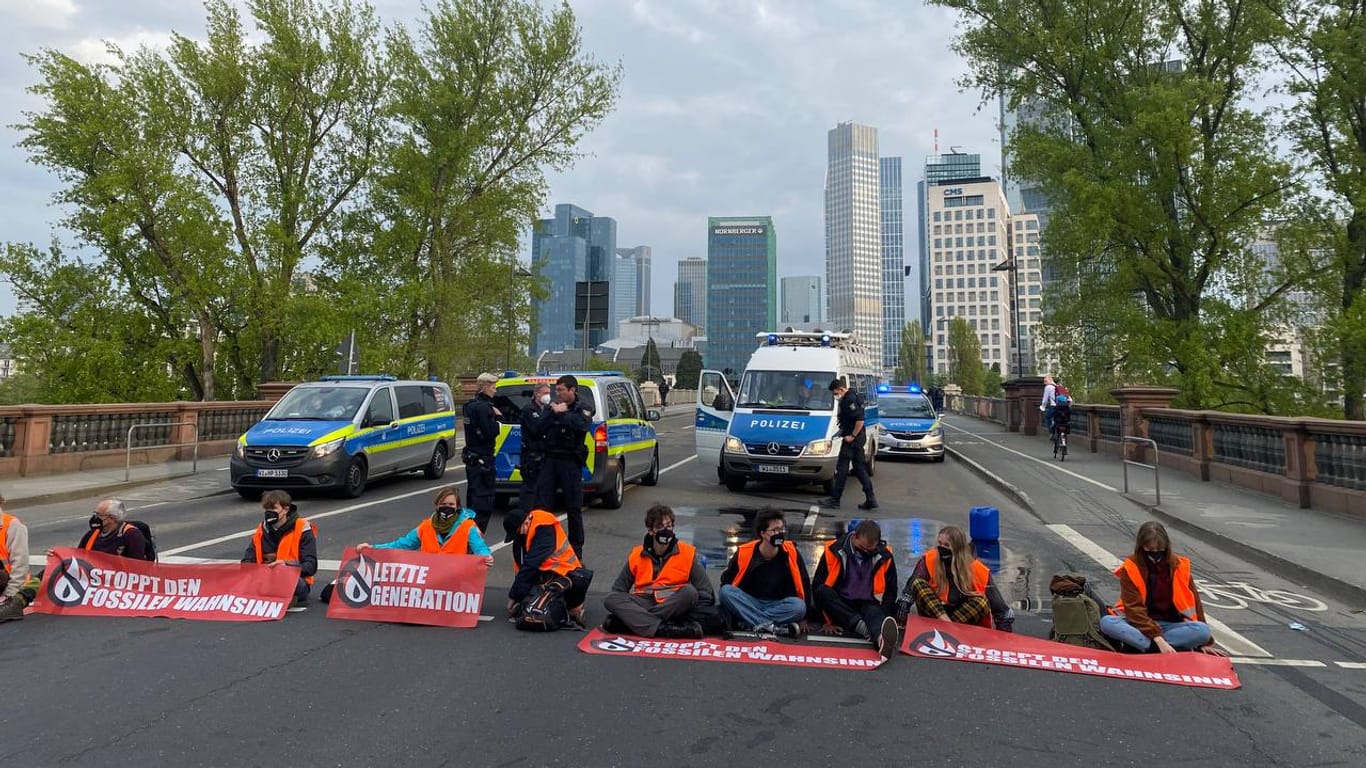 Klimaaktivisten blockieren die Auffahrt zur Friedensbrücke: Kein Durchkommen für die Autos.