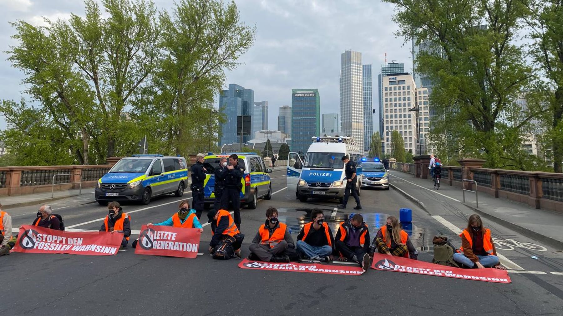 Proteste In Frankfurt: Klimaaktivisten Blockieren Brücken – Radfahrerin ...