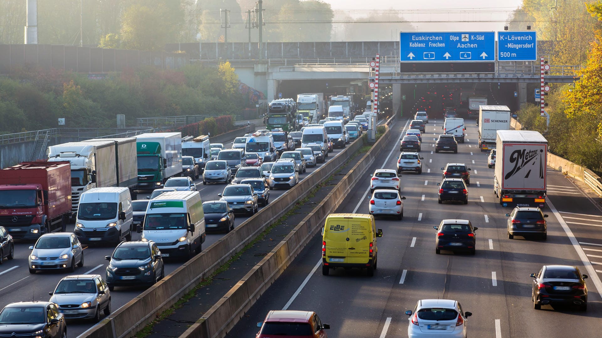 Stau auf der Autobahn 1 in Höhe der Anschlusstelle Köln-Lövenich im Kölner Westen: Laut ADAC soll es am Osterwochenende voll werden auf Kölner Autobahnen.