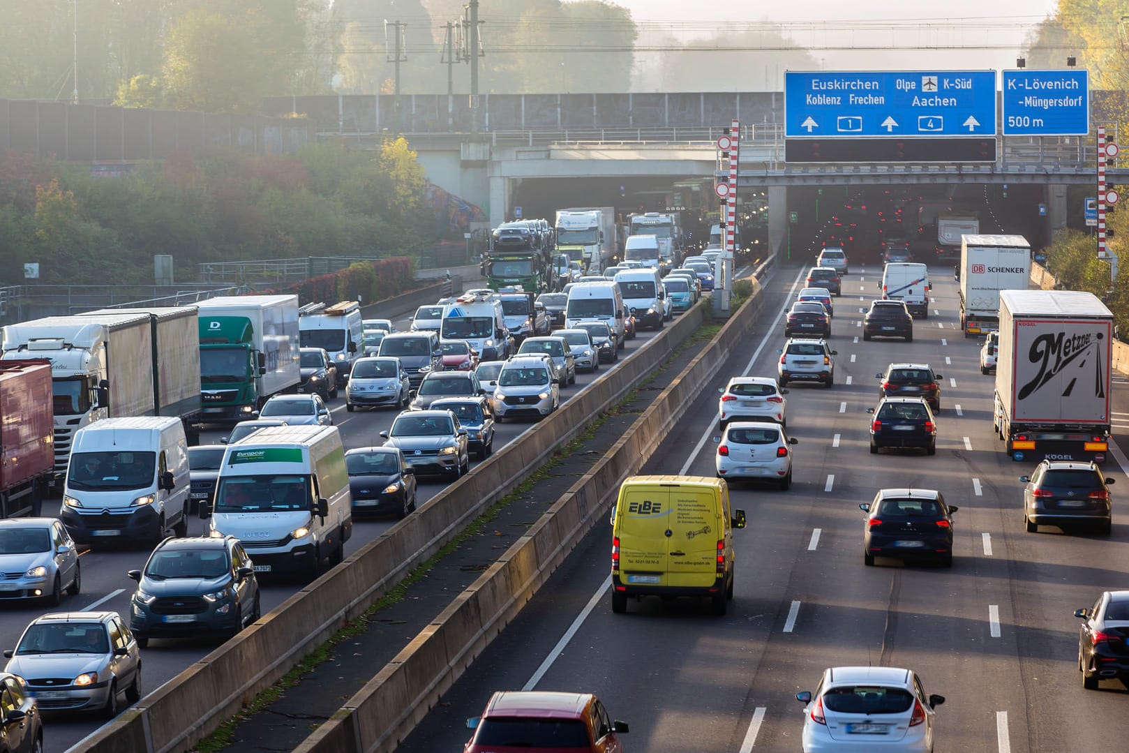 Stau auf der Autobahn 1 in Höhe der Anschlusstelle Köln-Lövenich im Kölner Westen: Laut ADAC soll es am Osterwochenende voll werden auf Kölner Autobahnen.