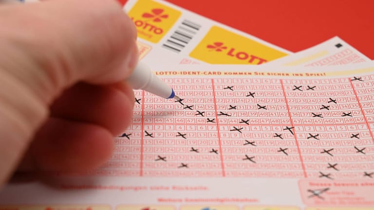 Lottospieler beim Ausfüllen (Symbolbild): Der glückliche Gewinner hatte auch die Superzahl richtig.