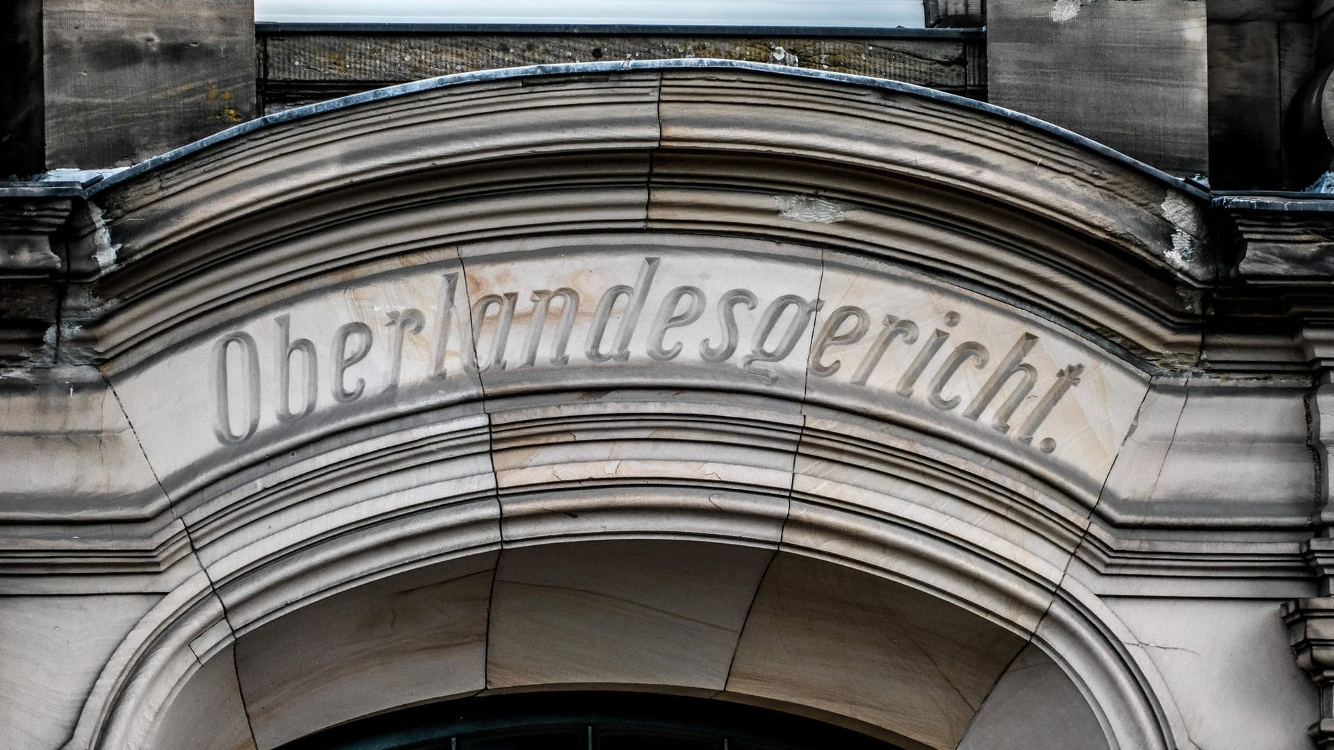 Oberlandesgericht OLG Cäcilienallee Schriftzug Eingang (Symbolbild): Drei Deutsche und ein Mann mit sri-lankischer Staatsangehörigkeit müssen sich vom 27. April an vor dem Oberlandesgericht Düsseldorf (OLG) wegen Terror-Unterstützung im Ausland verantworten.