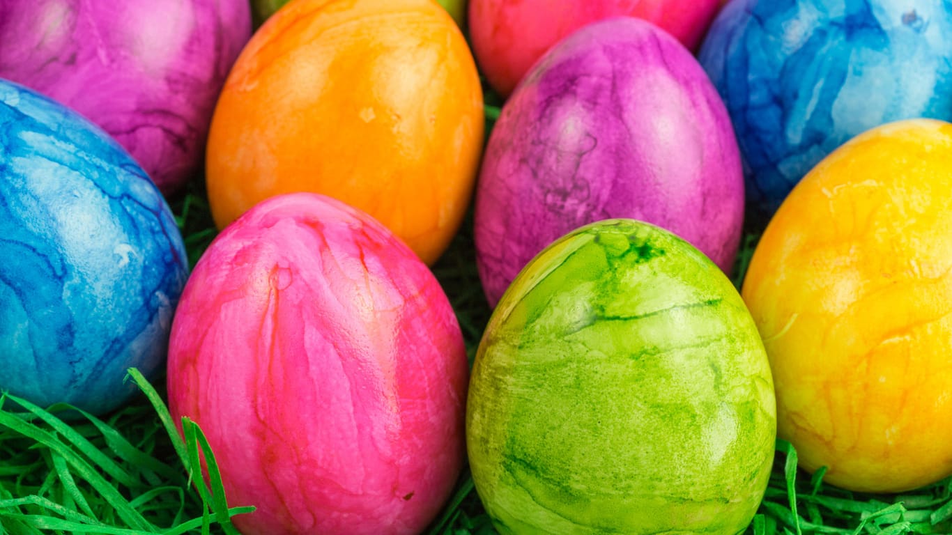 Bunte Eier: Bereits gekochte Eier aus dem Supermarkt sind oft mit einer Lackschicht versehen.