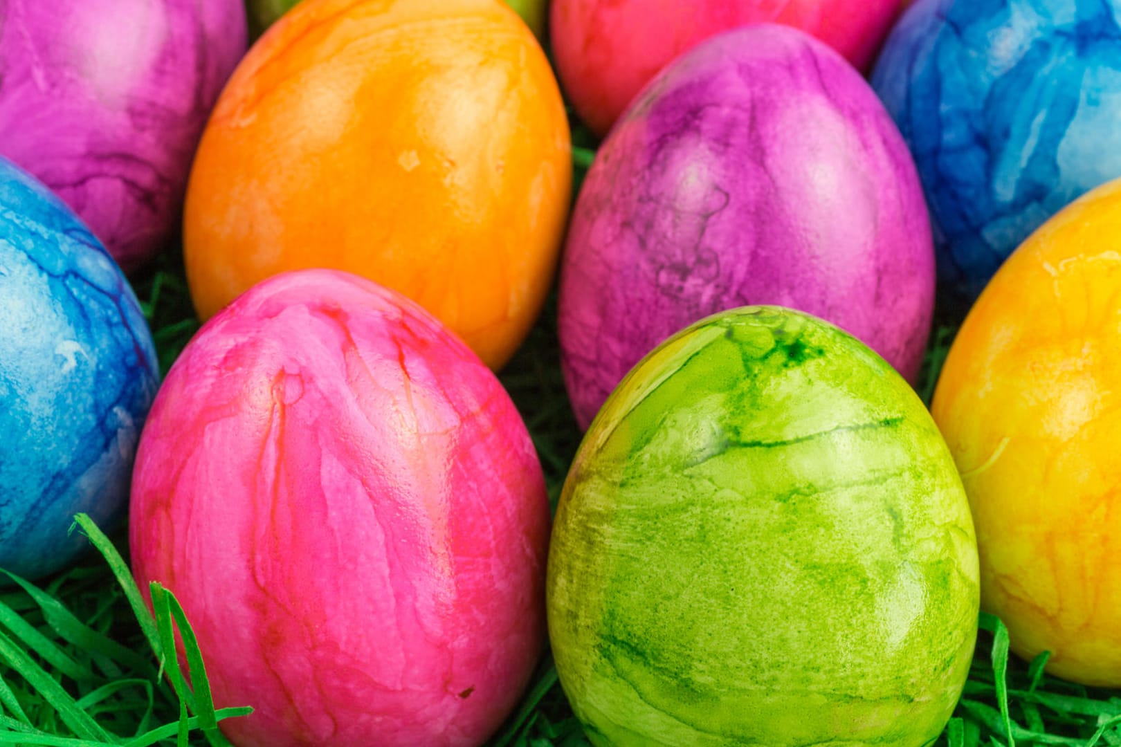 Bunte Eier: Bereits gekochte Eier aus dem Supermarkt sind oft mit einer Lackschicht versehen.