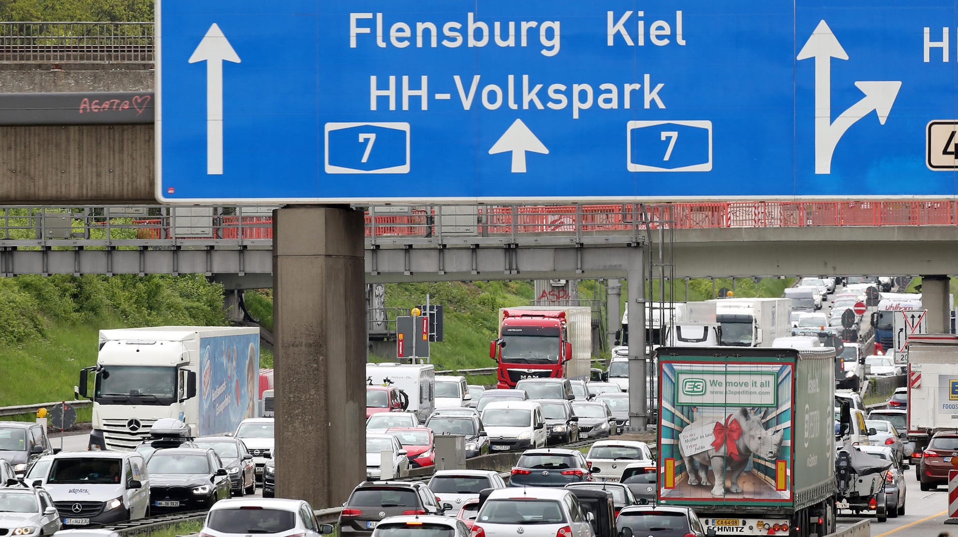 Stau auf der Autobahn 7 (Archivbild): Rund um Hamburg wird es zu Ostern voll auf den Straßen. Stau auf der Autobahn 7 (Archivbild): Rund um Hamburg wird es zu Ostern voll auf den Straßen.