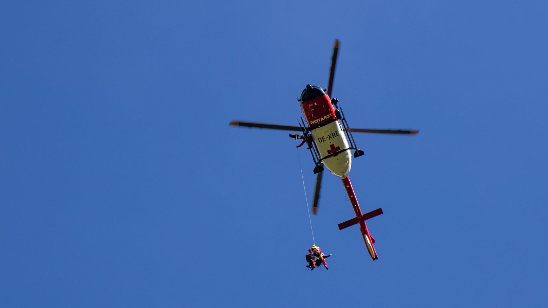 Luftrettungseinsatz im Allgäu mit einem Rettungshubschrauber (Symbolbild): Angesichts einer ungewöhnlich hohen Zahl tödlicher Unfälle in den Bergen warnen Bergwacht und Polizei in Bayern zu Ostern vor noch winterlichen Verhältnissen in den Bergen. Luftrettungseinsatz im Allgäu mit einem Rettungshubschrauber (Symbolbild): Angesichts einer ungewöhnlich hohen Zahl tödlicher Unfälle in den Bergen warnen Bergwacht und Polizei in Bayern zu Ostern vor noch winterlichen Verhältnissen in den Bergen.