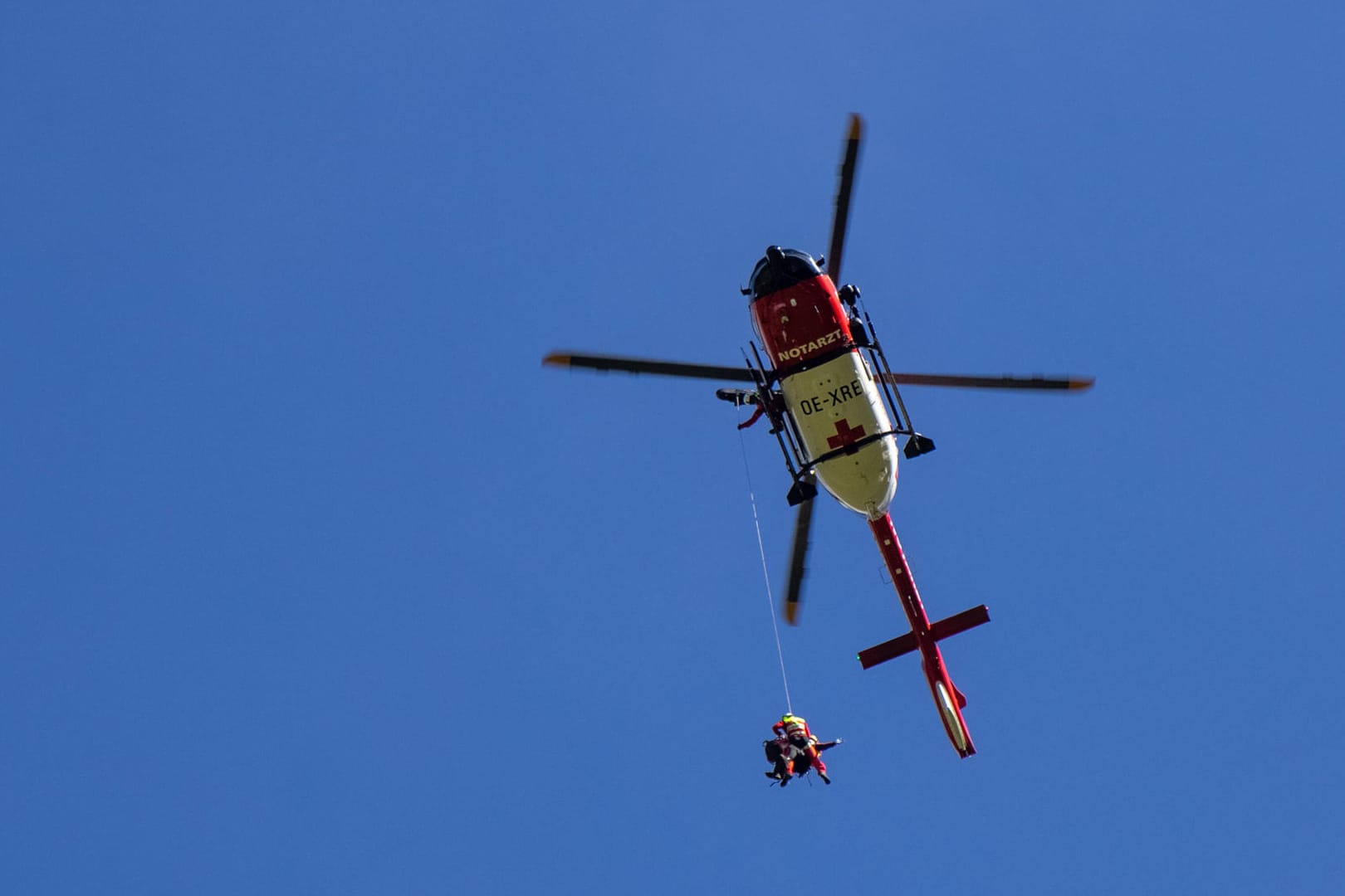 Luftrettungseinsatz im Allgäu mit einem Rettungshubschrauber (Symbolbild): Angesichts einer ungewöhnlich hohen Zahl tödlicher Unfälle in den Bergen warnen Bergwacht und Polizei in Bayern zu Ostern vor noch winterlichen Verhältnissen in den Bergen.