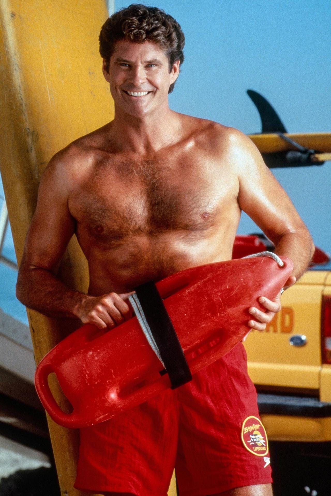 David Hasselhoff: Der Schauspieler spielte die Hauptrolle als Rettungsschwimmer Mitch Buchannon. Zusätzlich war er ab 1991 auch der Produzent der weltweit erfolgreichen Serie.