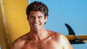 David Hasselhoff: Der Schauspieler spielte die Hauptrolle als Rettungsschwimmer Mitch Buchannon. Zusätzlich war er ab 1991 auch der Produzent der weltweit erfolgreichen Serie.