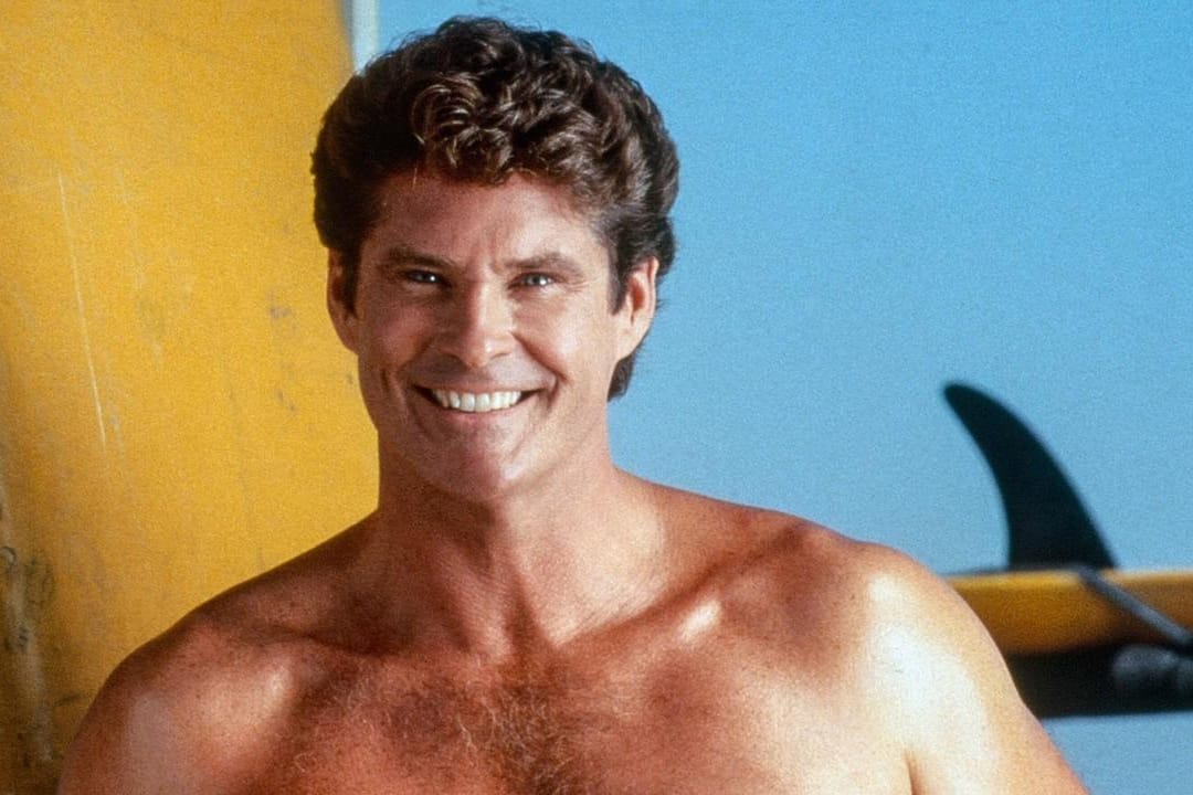 David Hasselhoff: Der Schauspieler spielte die Hauptrolle als Rettungsschwimmer Mitch Buchannon. Zusätzlich war er ab 1991 auch der Produzent der weltweit erfolgreichen Serie.
