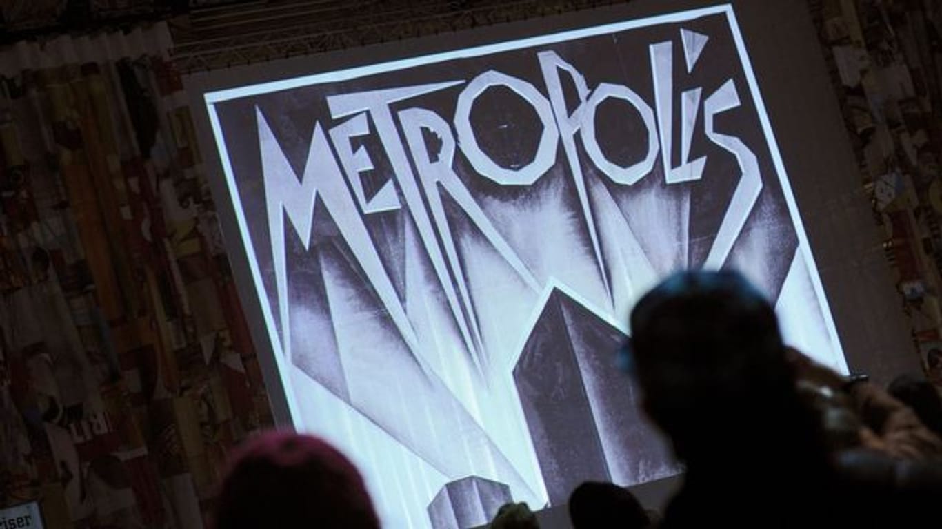 Im Rahmen der Berlinale wird 2010 der Stummfilmklassiker "Metropolis" vor dem Brandenburger Tor in Berlin gezeigt.