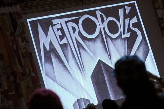 Im Rahmen der Berlinale wird 2010 der Stummfilmklassiker "Metropolis" vor dem Brandenburger Tor in Berlin gezeigt.