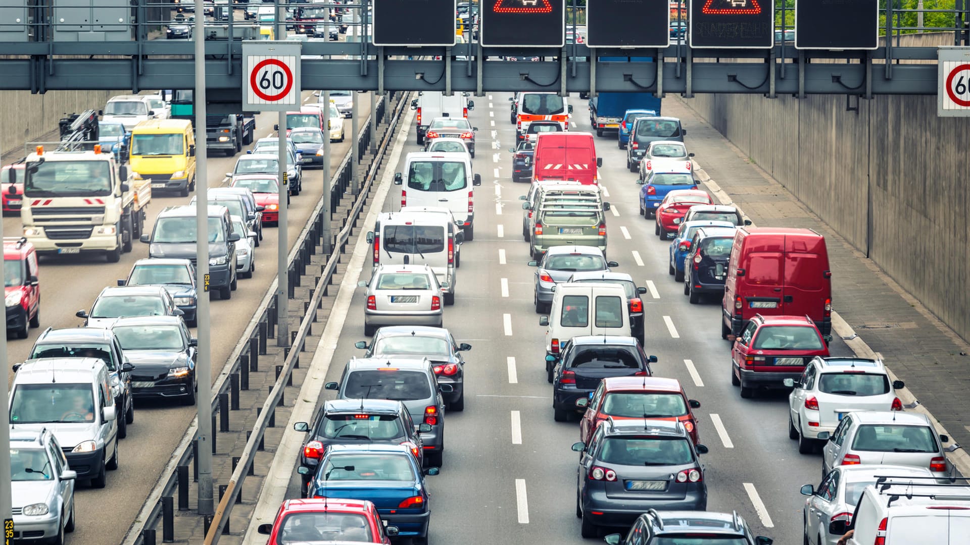 Stau auf der Autobahn (Symbolbild): Als Hauptreiseziele zu Ostern nennen die Autoclubs die höher gelegenen Wintersportzentren der Alpen, den Süden und auch die Nord- und Ostsee.