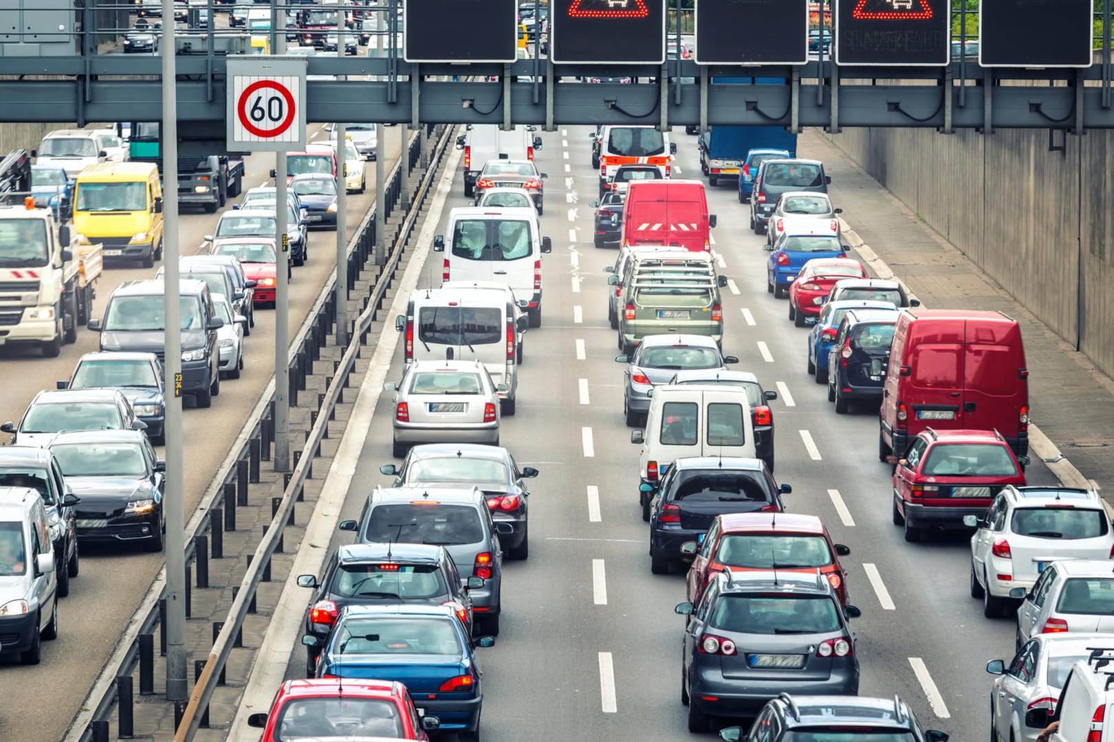 Stau auf der Autobahn (Symbolbild): Als Hauptreiseziele zu Ostern nennen die Autoclubs die höher gelegenen Wintersportzentren der Alpen, den Süden und auch die Nord- und Ostsee.