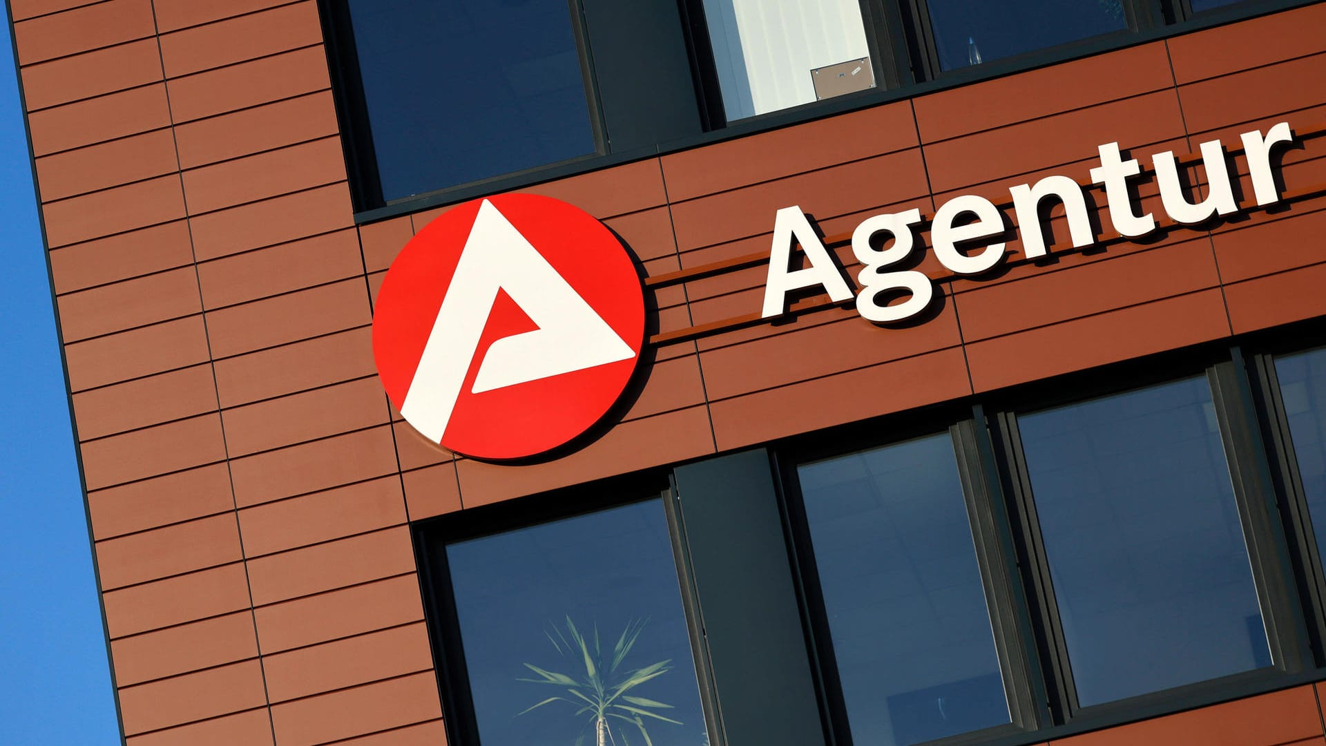 Agentur für Arbeit in Köln-Ossendorf (Archivbild): Das Angebot der Arbeitsagentur für Geflüchtete aus der Ukraine soll verbessert werden. Agentur für Arbeit in Köln-Ossendorf (Archivbild): Das Angebot der Arbeitsagentur für Geflüchtete aus der Ukraine soll verbessert werden.