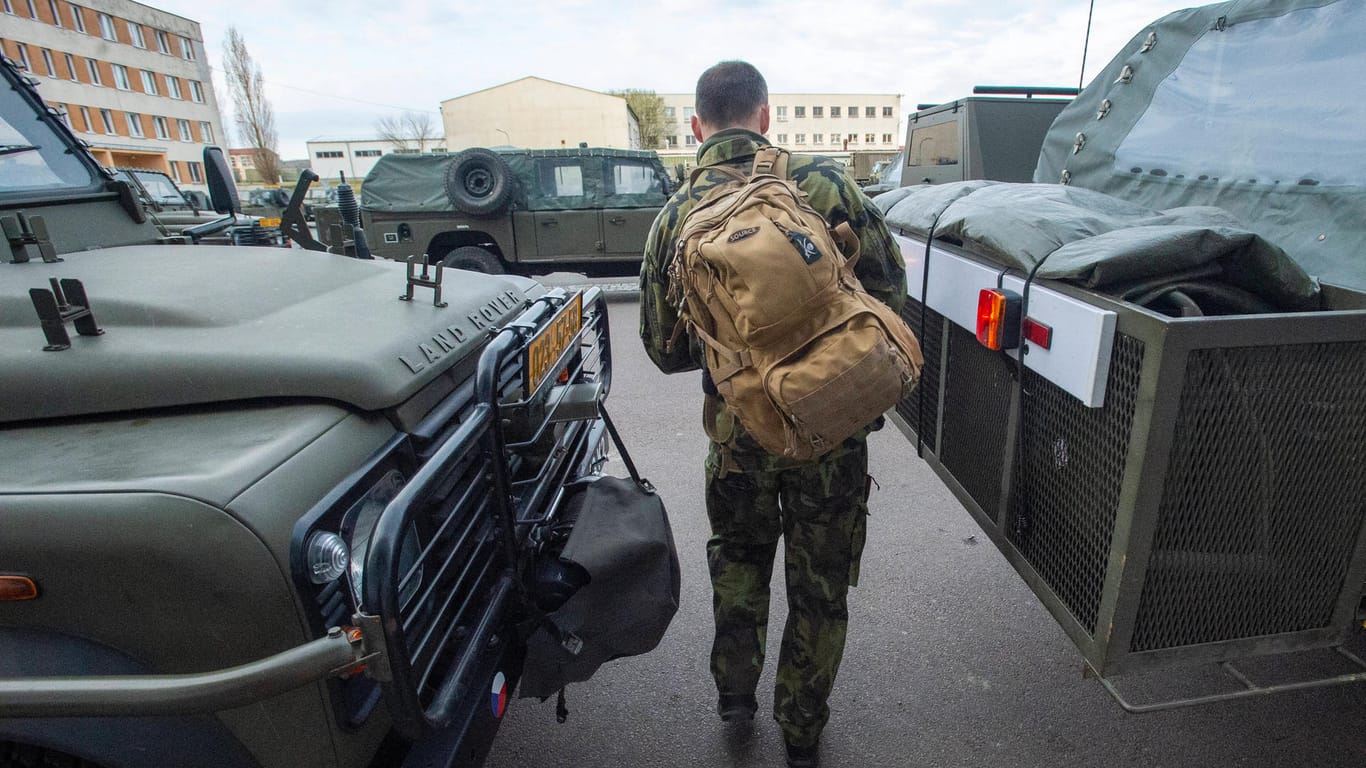 Ein Soldat trägt einen Rucksack (Symbolbild): Laut Sicherheitsbehörden haben sich 37 Rechtsextremisten auf den Weg in die Ukraine gemacht.