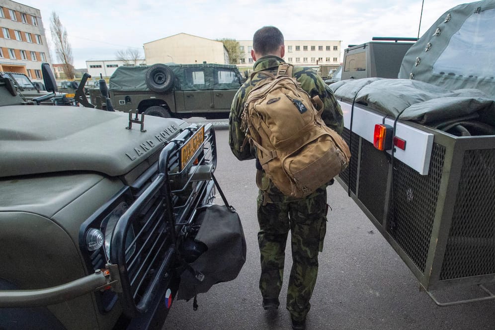 Ein Soldat trägt einen Rucksack (Symbolbild): Laut Sicherheitsbehörden haben sich 37 Rechtsextremisten auf den Weg in die Ukraine gemacht.