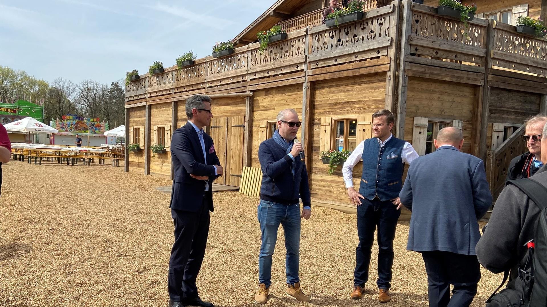 Das "Volksfest Herzla" ist neu: OB Marcus König (rechts) und Wirtschaftsreferent Michael Fraas (links) lassen sich von Simon Röschke (Mitte) die Holzhütte zeigen.