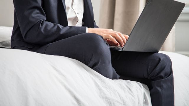 Auch vom Bett noch arbeiten? Wo Homeoffice möglich ist, sollten Zeiten für Erreichbarkeiten klar festgelegt werden.