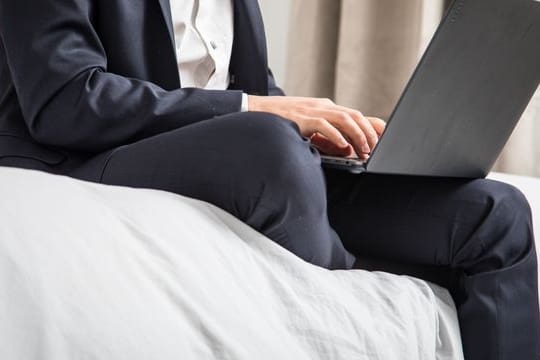 Auch vom Bett noch arbeiten? Wo Homeoffice möglich ist, sollten Zeiten für Erreichbarkeiten klar festgelegt werden.