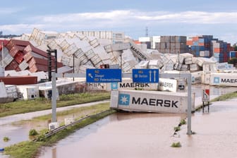 Umgefallene Schiffscontainer in Durban: Wegen heftiger Regenfälle stellte der Hafen in der südafrikanischen Stadt seinen Betrieb ein.