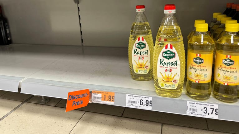 Leere Regale für Speiseöl im Supermarkt (Symbolbild): An den leeren Regalen sind bislang nicht die Lieferausfälle aus der Ukraine schuld, sondern Hamsterkäufe.