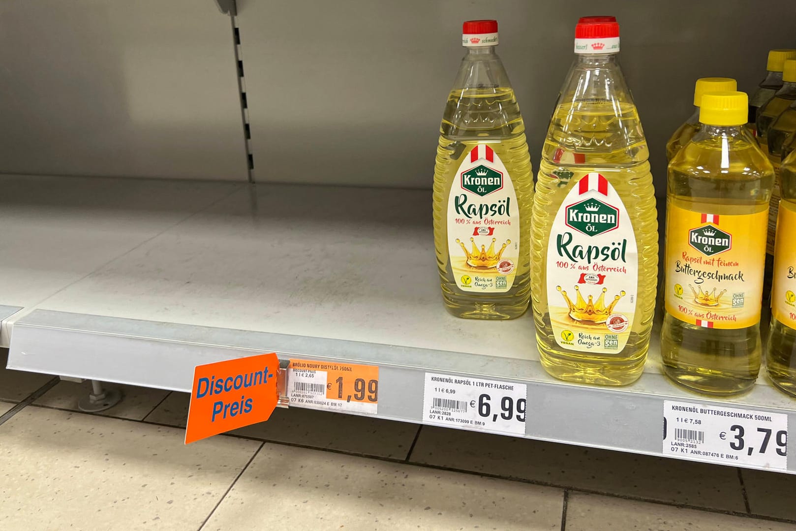 Leere Regale für Speiseöl im Supermarkt (Symbolbild): An den leeren Regalen sind bislang nicht die Lieferausfälle aus der Ukraine schuld, sondern Hamsterkäufe.
