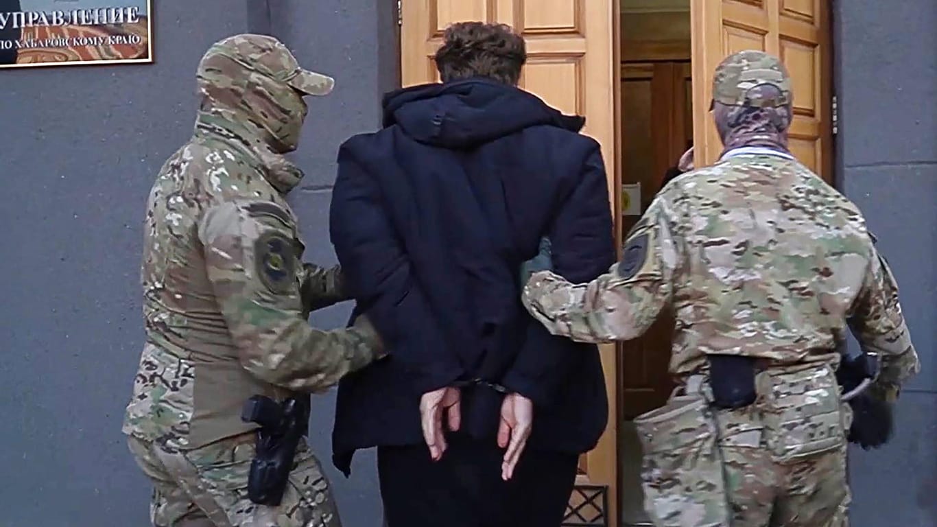 FSB-Agenten führen einen vermeintlichen ukrainischen Spion ab: Dieses Bild verbreitete die staatliche Nachrichtenagentur während des Ukraine-Kriegs. FSB-Agenten führen einen vermeintlichen ukrainischen Spion ab: Dieses Bild verbreitete die staatliche Nachrichtenagentur während des Ukraine-Kriegs.