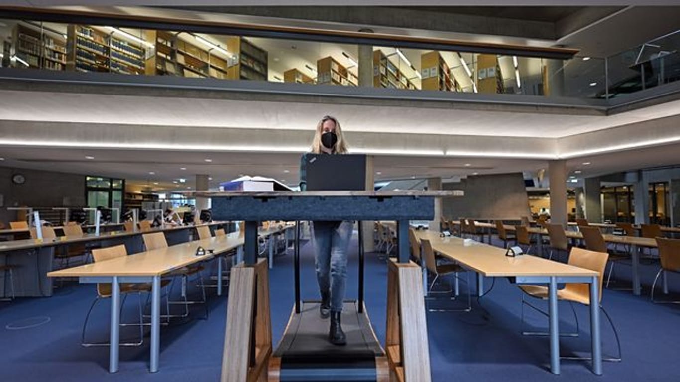 Jana Kampe, Leiterin des Universitären Gesundheitsmanagement an der Friedrich-Schiller-Universität Jena, führt eine Walkolutions-Station in der Universitäts- und Landesbibliothek vor.