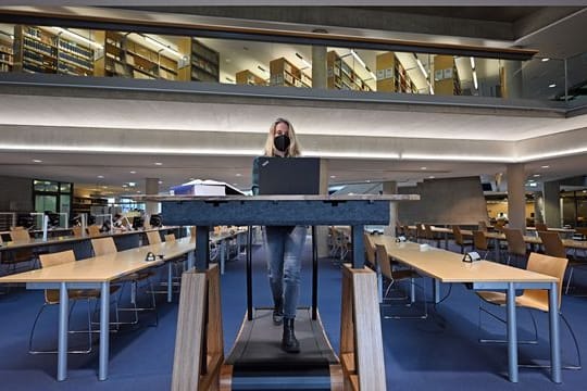 Jana Kampe, Leiterin des Universitären Gesundheitsmanagement an der Friedrich-Schiller-Universität Jena, führt eine Walkolutions-Station in der Universitäts- und Landesbibliothek vor.