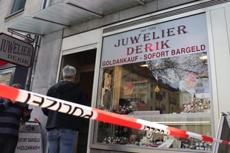 Überfall in Köln-Sülz: Mehrere Männer haben am Donnerstagmittag ein Juweliergeschäft ausgeraubt. Sie sind auf der Flucht.