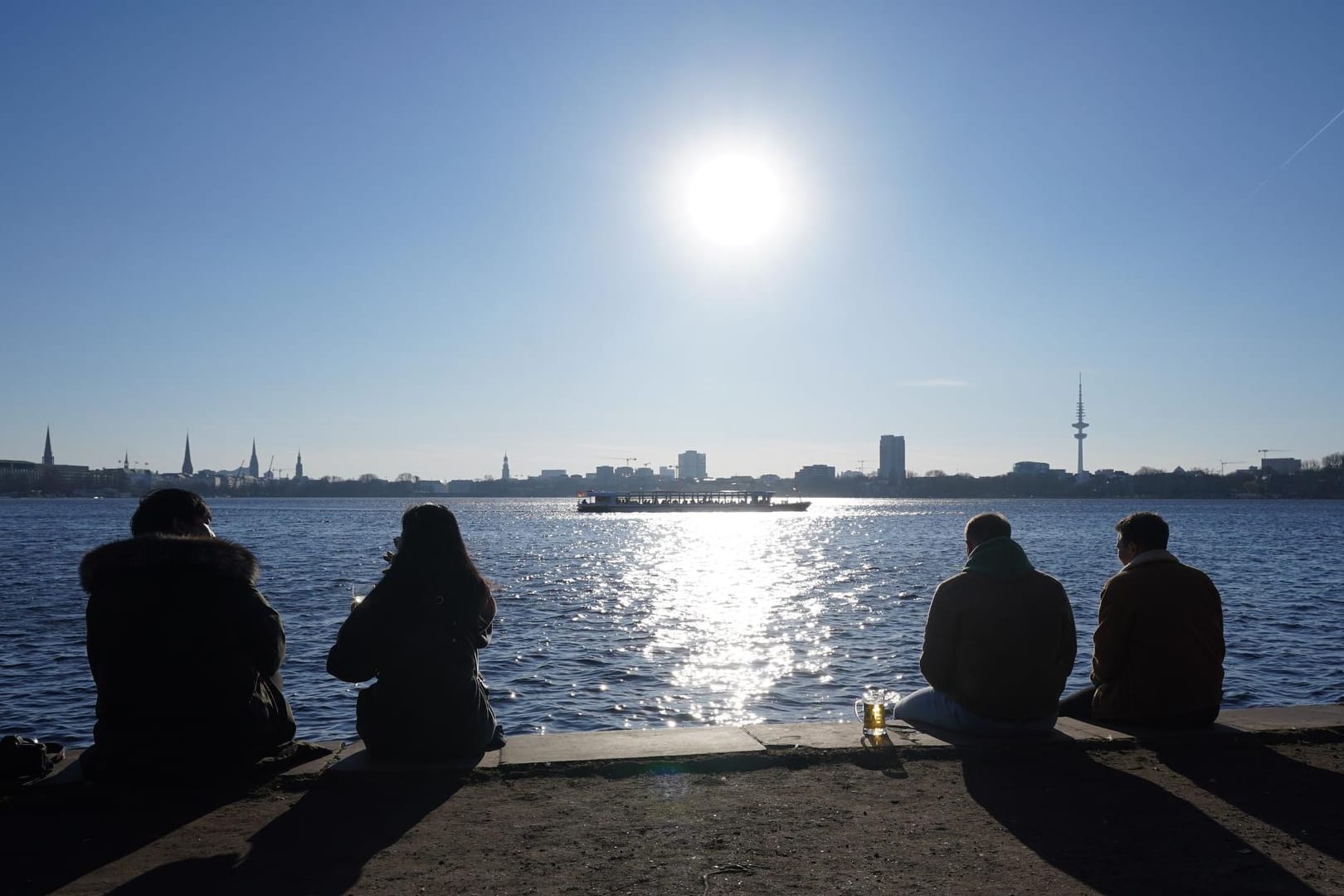 14. April 2022: Die Außenalster ist perfekt, um ein Bier in der Frühlingssonne zu genießen.