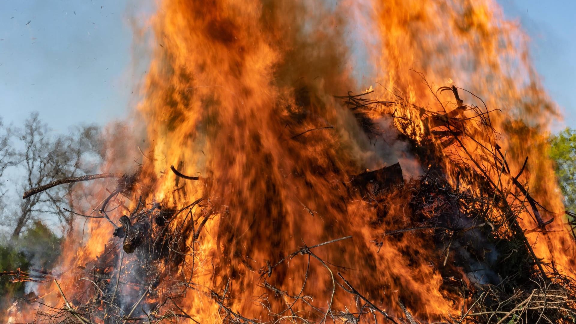 Großes Osterfeuer in Berlin-Gatow (Archivbild): Nach zwei Jahren Corona-Pause lebt die Ostertradition in Berlin wieder auf.