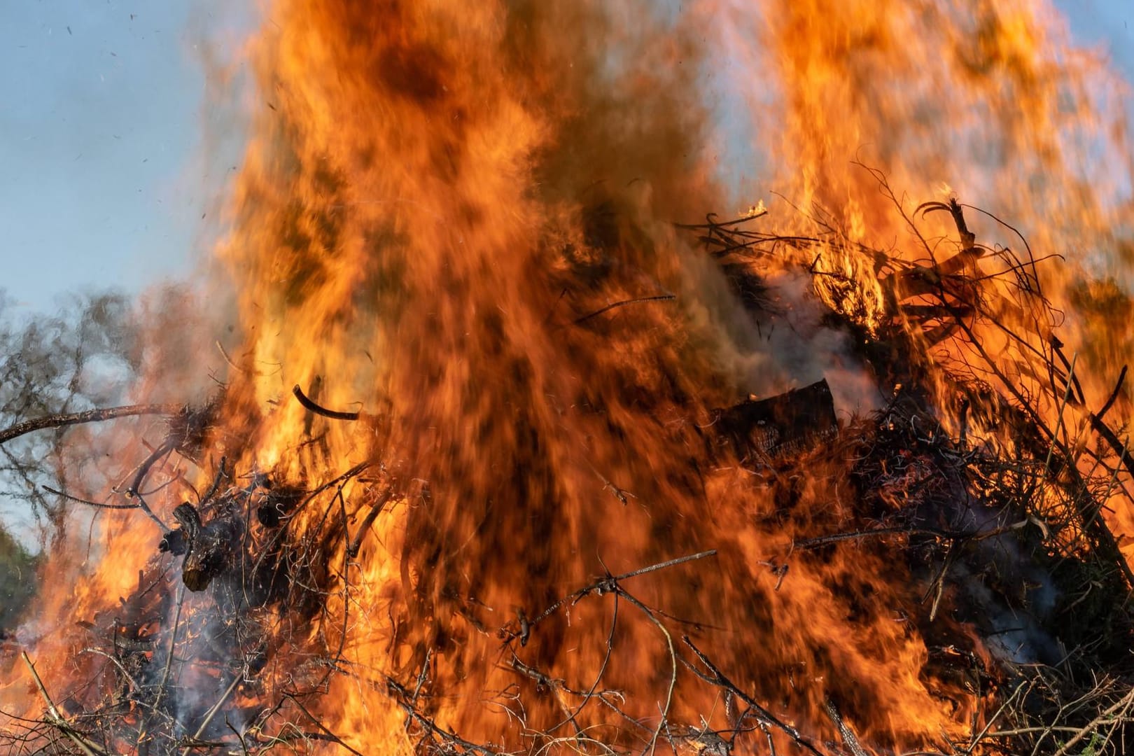 Großes Osterfeuer in Berlin-Gatow (Archivbild): Nach zwei Jahren Corona-Pause lebt die Ostertradition in Berlin wieder auf.