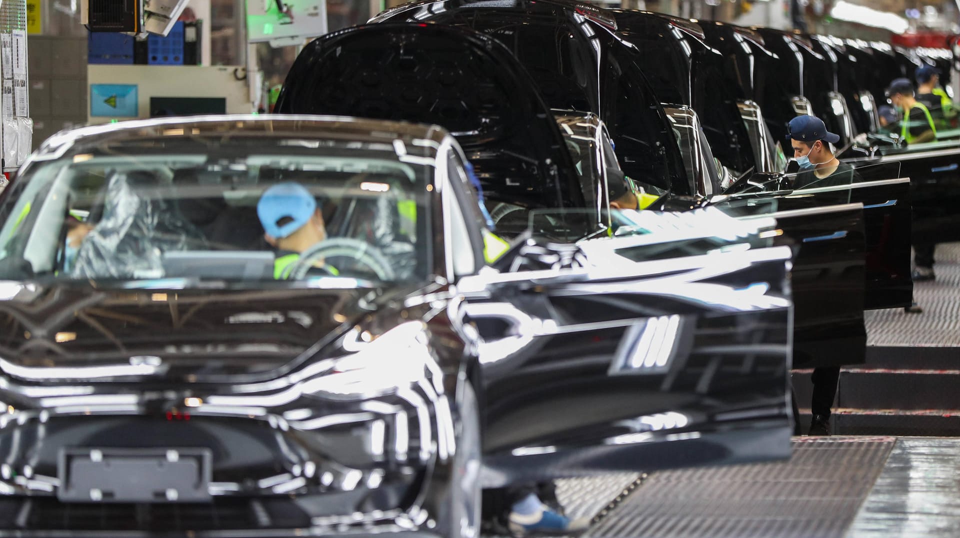 Produktion neuer Tesla-Fahrzeuge (Symbolbild): In den USA haben mehrere Mitarbeiter eine herabwürdigende und rassistische Behandlung beklagt. Produktion neuer Tesla-Fahrzeuge (Symbolbild): In den USA haben mehrere Mitarbeiter eine herabwürdigende und rassistische Behandlung beklagt.