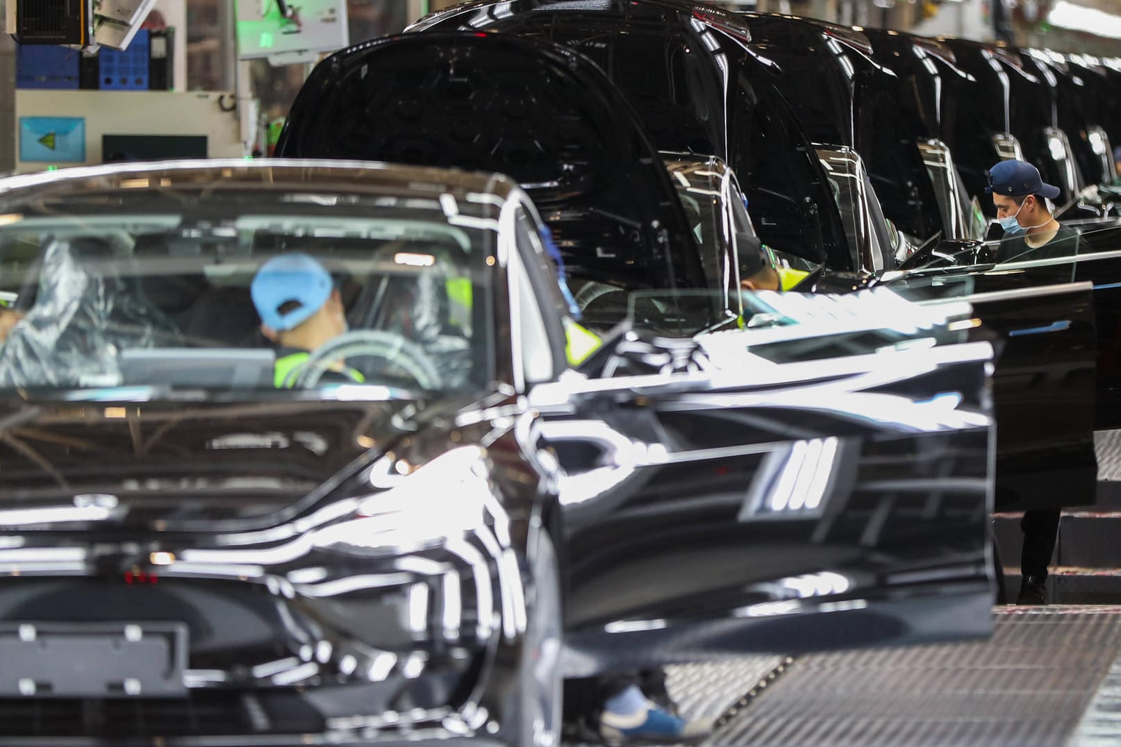 Produktion neuer Tesla-Fahrzeuge (Symbolbild): In den USA haben mehrere Mitarbeiter eine herabwürdigende und rassistische Behandlung beklagt. Produktion neuer Tesla-Fahrzeuge (Symbolbild): In den USA haben mehrere Mitarbeiter eine herabwürdigende und rassistische Behandlung beklagt.