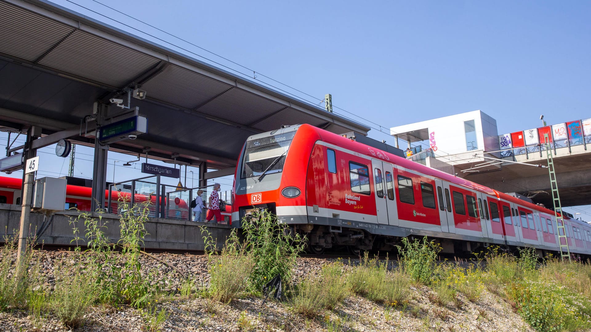 Eine S-Bahn am Bahnhof Hirschgarten in München (Archivbild): An Ostern 2022 ist die Stammstrecke in großen Teilen gesperrt.