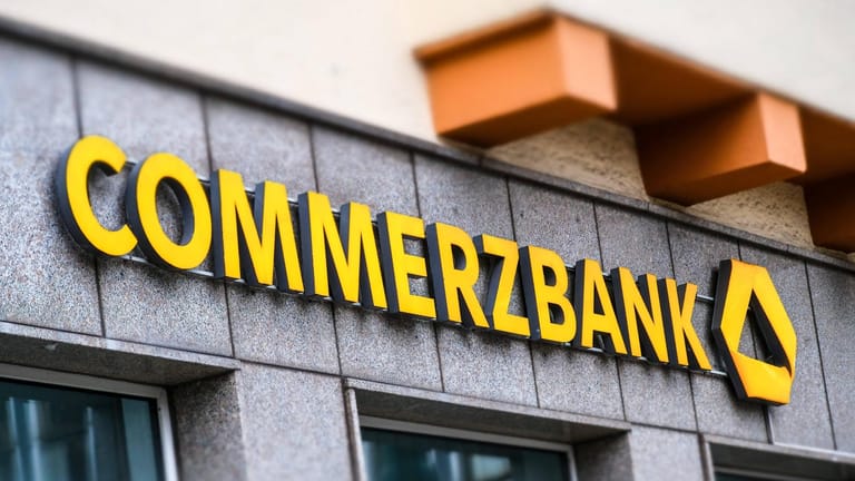 Logo auf einer Commerzbank-Filiale (Symbolbild): Wegen einer Erpressung der Commerzbank hat die Polizei in der bayerischen Region Mittelfranken erneut vor potenziell gefährlichen Briefsendungen gewarnt.