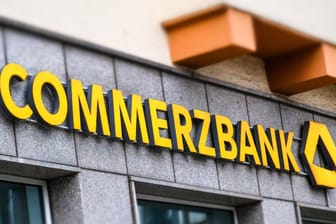 Logo auf einer Commerzbank-Filiale (Symbolbild): Wegen einer Erpressung der Commerzbank hat die Polizei in der bayerischen Region Mittelfranken erneut vor potenziell gefährlichen Briefsendungen gewarnt.