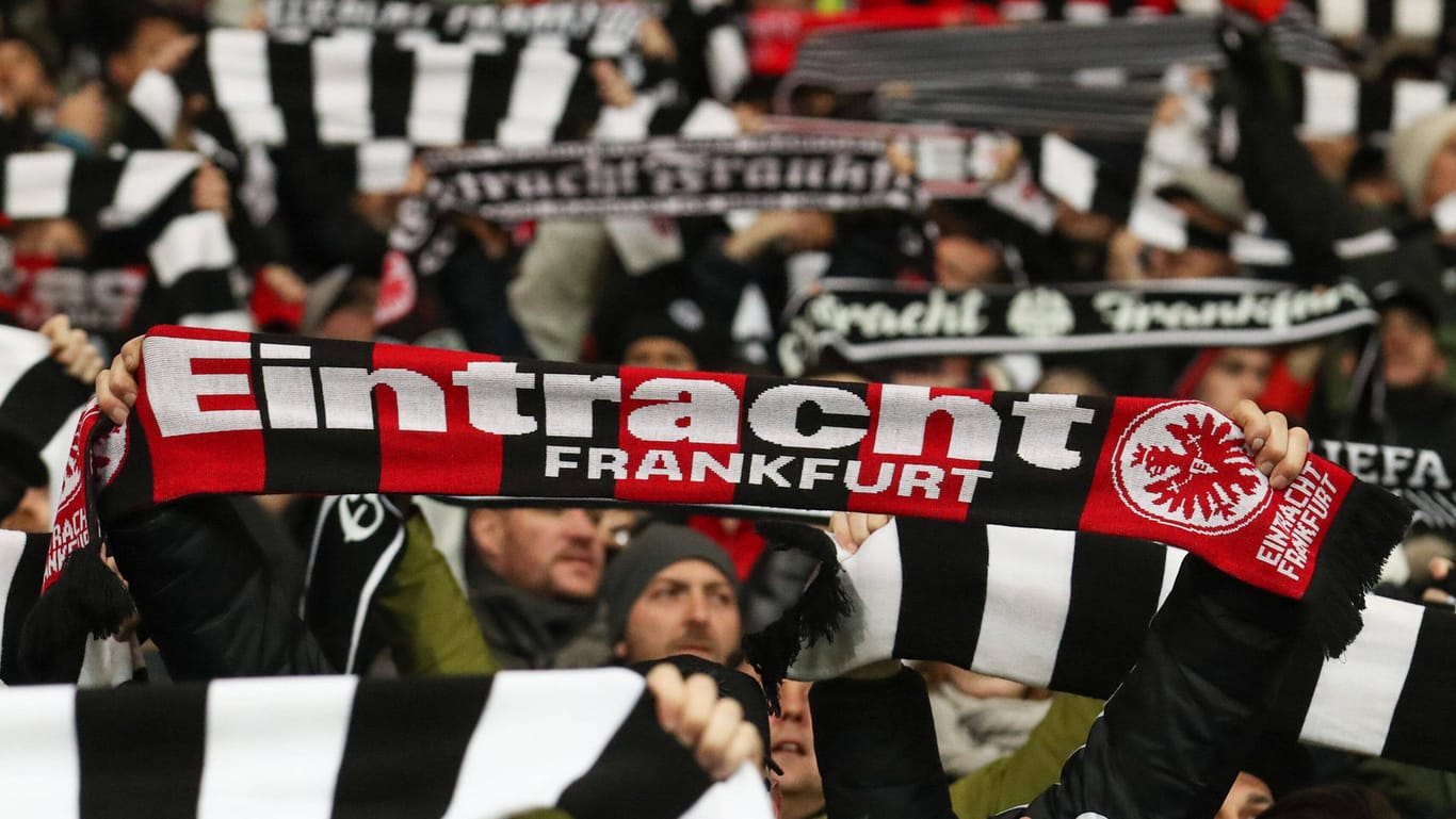 Eintracht Frankfurt: Fans des Klubs bekamen in Barcelona wohl keine Karten mehr.