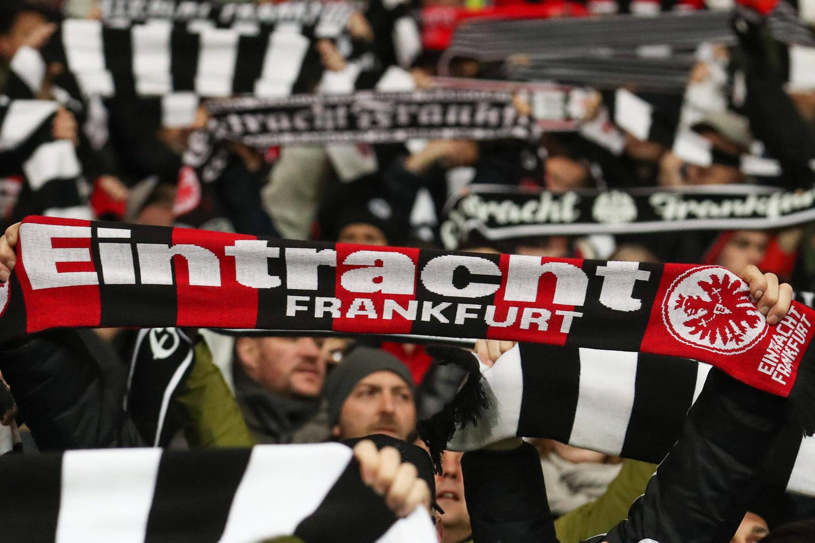 Eintracht Frankfurt: Fans des Klubs bekamen in Barcelona wohl keine Karten mehr.