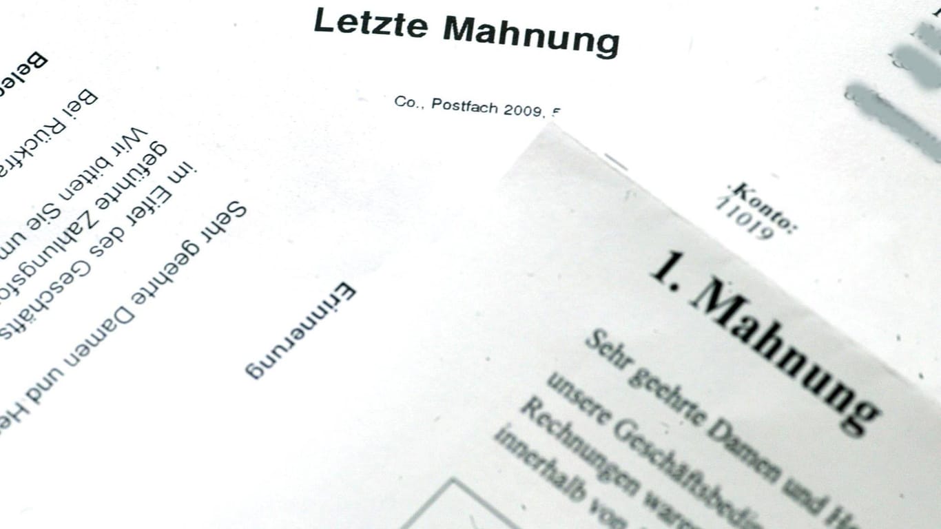 Verschiedene Zahlungserinnerungen und Mahnungschreiben (Archivbild): Lotto Hamburg warnt vor betrügerischen Schreiben.