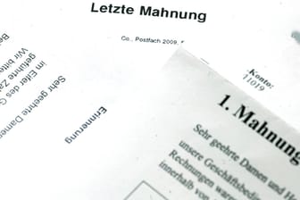 Verschiedene Zahlungserinnerungen und Mahnungschreiben (Archivbild): Lotto Hamburg warnt vor betrügerischen Schreiben.