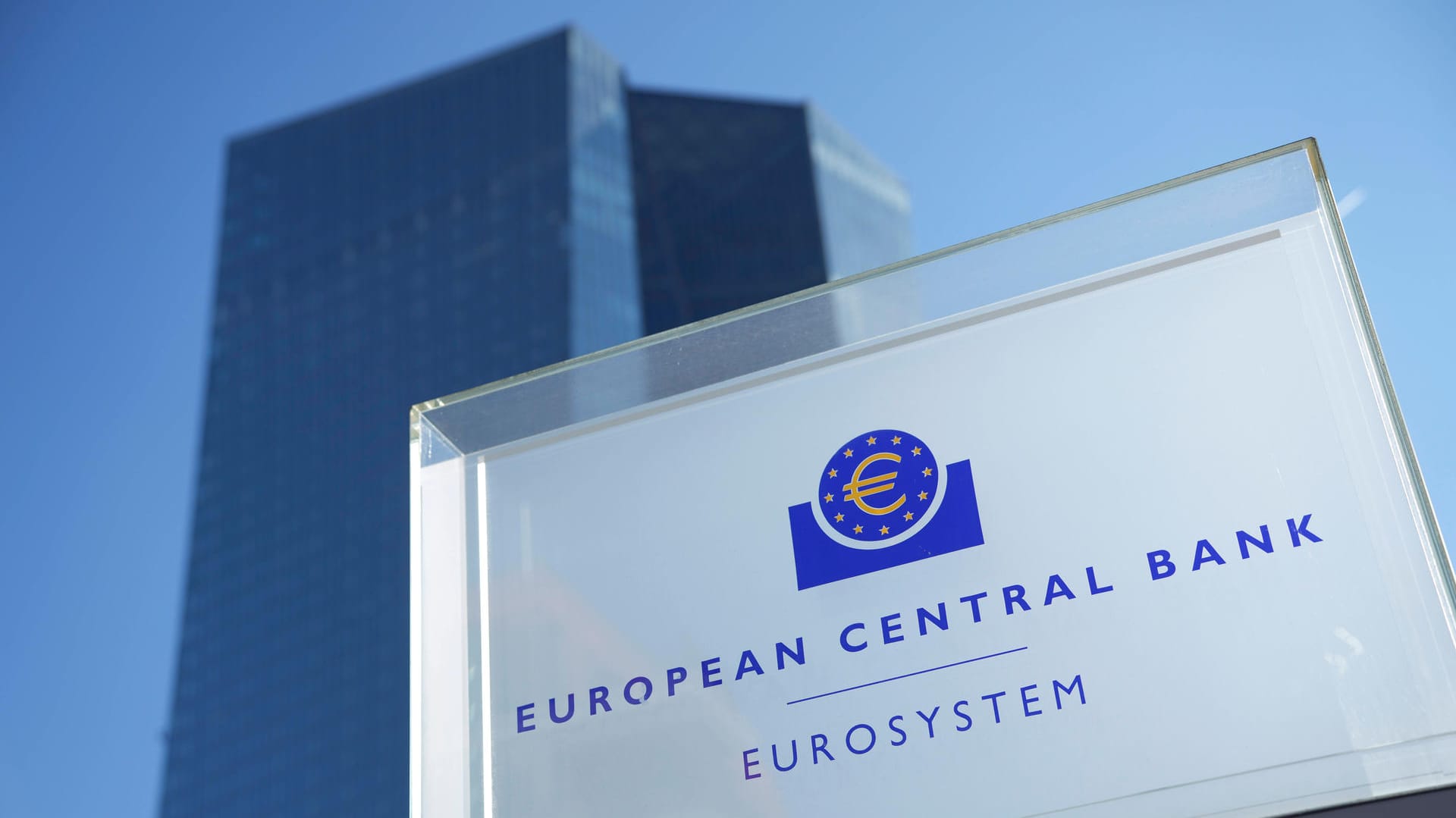Das Gebäude der Europäischen Zentralbank in Frankfurt: Die Zinsen bleiben unten. Das Gebäude der Europäischen Zentralbank in Frankfurt: Die Zinsen bleiben unten.